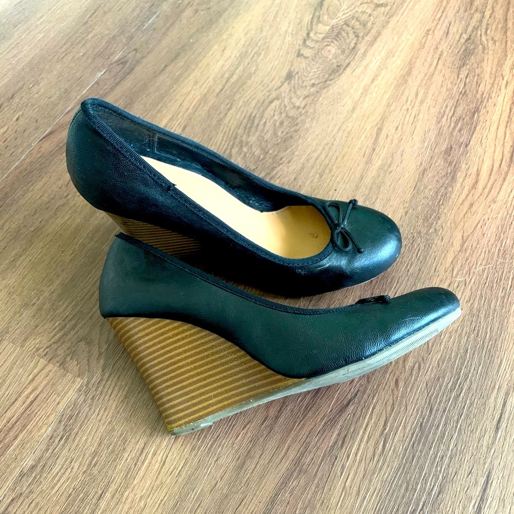 Old Navy Woman’s Black Wedge Pumps Size 8 EUC